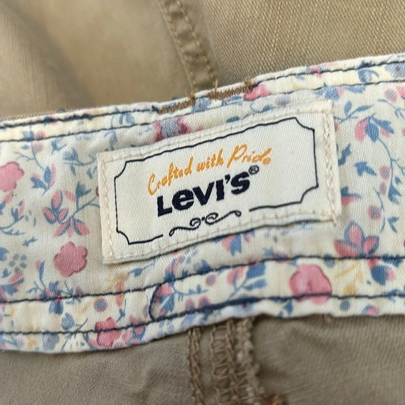 Levi’s women’s tan 10” inseam shorts size 8 - Picture 8 of 9
